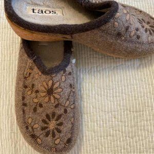 Spectacular Taos clogs from spain